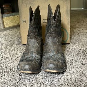 Roper cowboy boots. Dark brown.